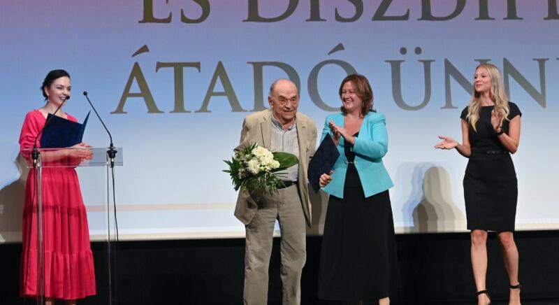 Bodrogi Gyula és Reviczky Gábor is átvette jubileumi diplomáját az SZFE-n