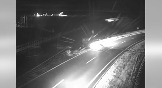 A visszatolatást az autópályára még megúszta baleset nélkül, a besorolást már nem – videó