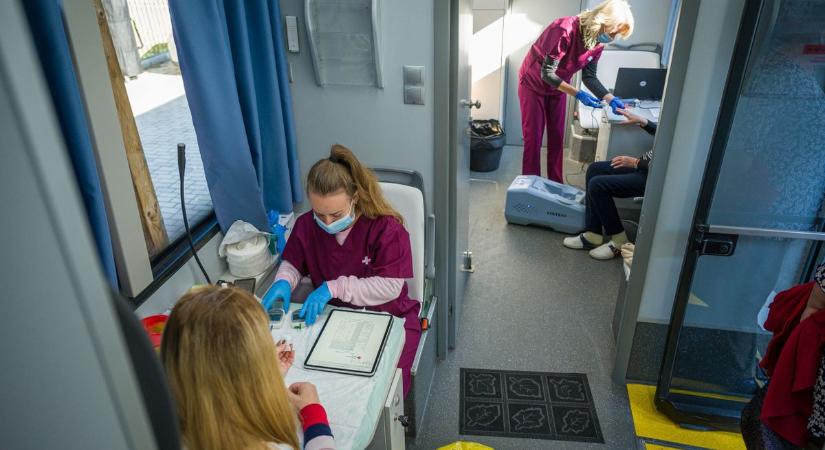 Négy keréken érkezik az ingyenes szűrővizsgálat a nagyoroszi termelői piacra