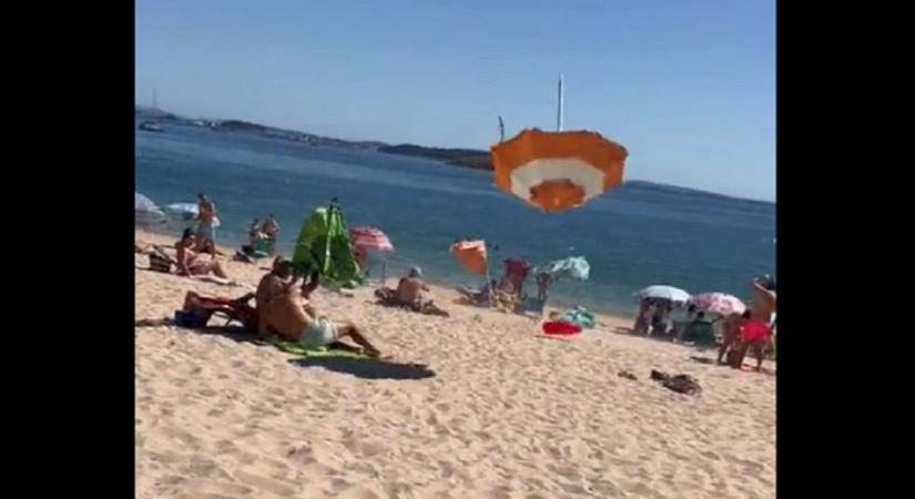 A semmiből csapott le a forgószél a strandolókra - videó