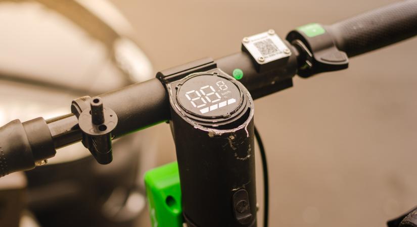 Mekkora biztosítást kell kötni a rollerekre, ha változik a KRESZ?