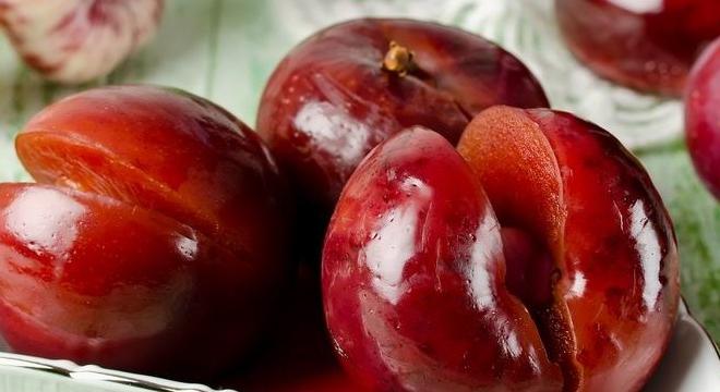 Vörösboros-fokhagymás szilva különleges savanyúságnak, gasztroajándéknak