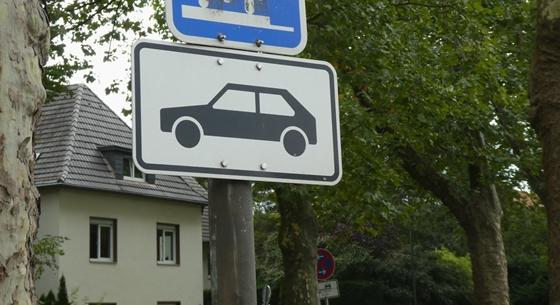 Hozz nekem egy sört, ha már elálltad a kapubejárót – üzente egy autós egy másiknak