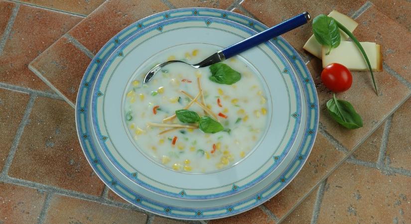 Egyszerű, gyors és ízletes ez a sajtos kukoricaleves recept