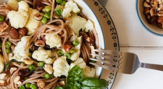 Spagetti egészségesebben, karfiollal és ropogós mogyoróval