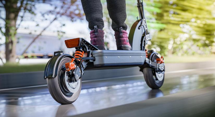 Mi lesz az elektromos rollerekkel, ha módosítják a KRESZ-t?
