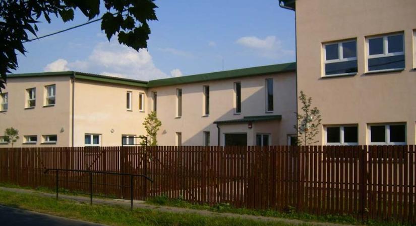 Végrehajtók és rendőrök jelentek meg a soroksári gimnáziumnál: kiürítették az épületet, azonnal hazaküldték a diákokat