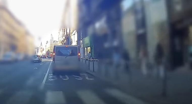 A buszok kamerái fogják kiszűrni a buszsávot jogtalanul használókat Németországban