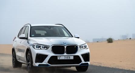 A sivatagban tesztelték a hidrogénes BMW-t