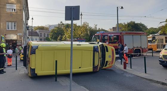 Az oldalára fordult egy mentőautó, miután egy taxival ütközött a II. kerületben - fotók