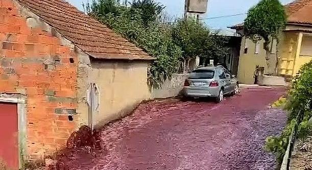 Folyóként hömpölygött a vörösbor egy portugál falu utcáin – videó