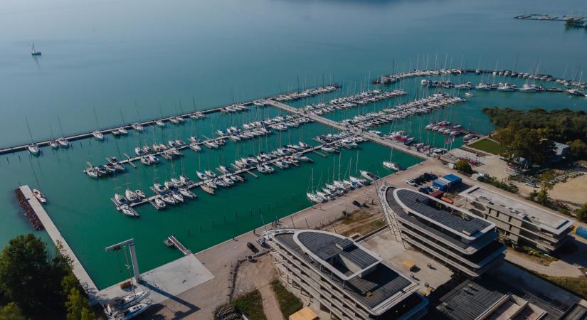 Látványos képeken az épülő új balatoni kikötő és ötcsillagos hotel