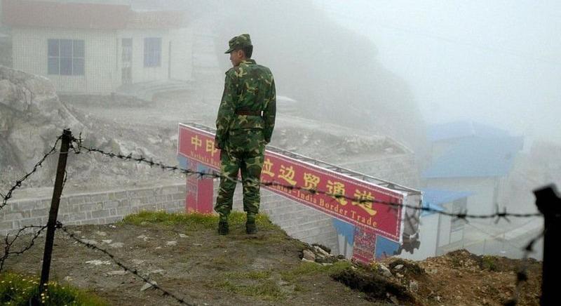India katonailag megerősíti a Kínával közös vitatott határszakaszát