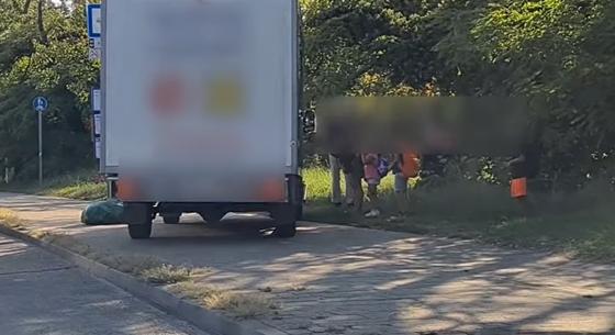 Csepelen döntött úgy egy teherautós, hogy a dugóban inkább megmássza a buszmegállót – videó