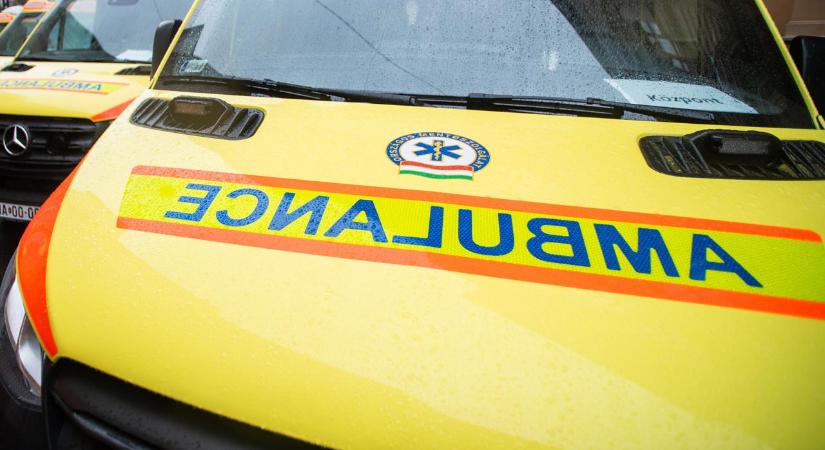 Becsapódó kocsiajtó miatt vesztette életét egy idős nő Törtelen, saját autója nyomta halálra