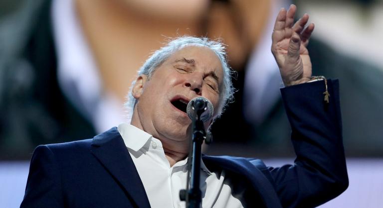 Paul Simon beletörődött, hogy szinte teljesen megsüketült