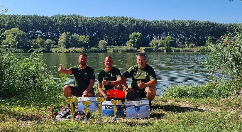 Tisza-tavi horgászok fogták ki a pecaverseny legnagyobb halát, aztán vízbe ugrottak  videó