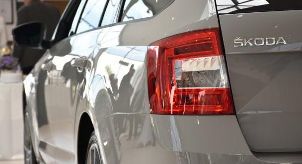 Út a munkába: iratszállítás, értekezlet, rendőrautónál is többet futott az uniós pénzből bérelt kormányhivatali Skoda