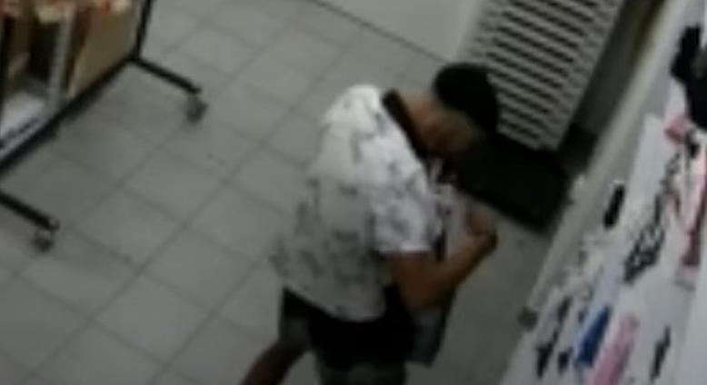 Videón, ahogy ruhákat válogat az Árkád egyik üzletébe betörő férfi