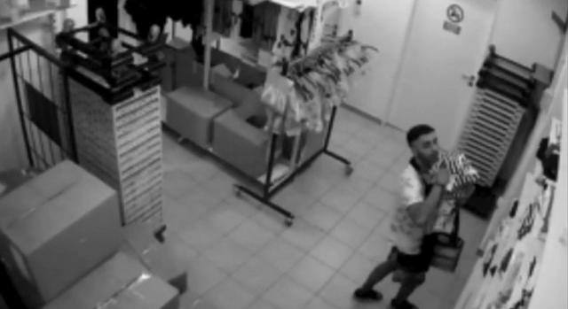 Videón az Árkád egyik üzletébe betörő tolvaj