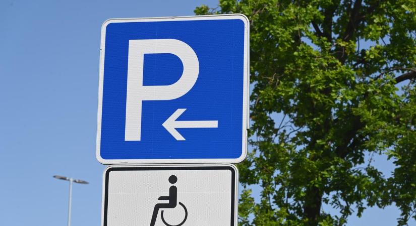Jön az EU-s mozgáskorlátozott parkolási kártya: ezt kell tudni róla