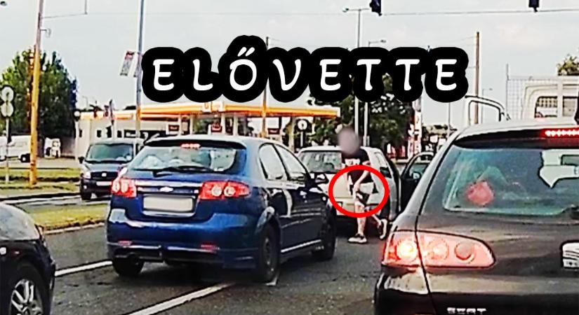 Rádudált a Golfra, mert nem indult el a zöldnél, erre elővett valami csúnya dolgot a Golf sofőrje