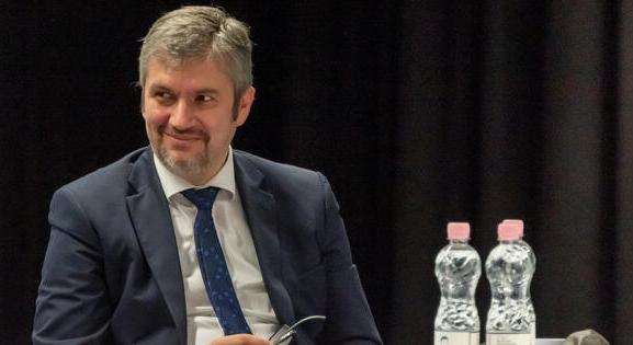 Hadházy Ákos talált egy fürdőmedencét, amiben néptáncolnak, nem tréfa
