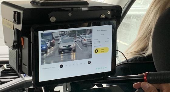 Pert nyert egy amerikai, akit megakadályoztak, hogy a traffipaxra figyelmeztessen – de mi a helyzet nálunk?