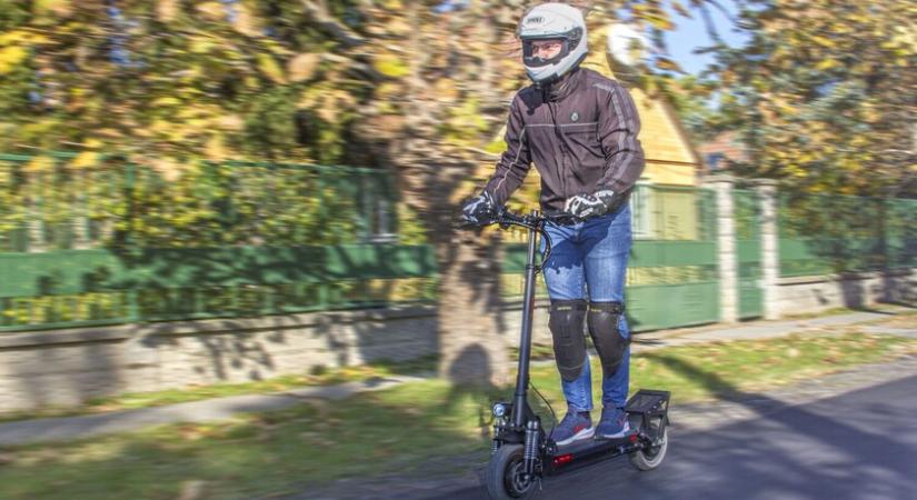 Kötelező lehet a jogosítvány és a sisak a rollerekre - Törvényes keretek között