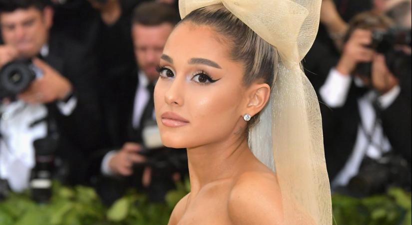 Ariana Grande elérzékenyülve beszélt arról, hogy korábban botoxoltatott és rengetegszer töltette az ajkait is