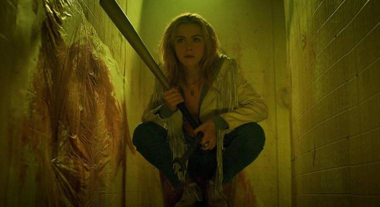 A Sabrina sztárjával jön a Blumhouse új horrorja, itt a Totally Killer első trailere