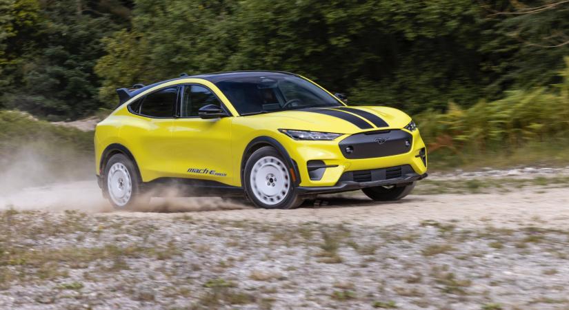 Terepen csapatós villanyautó a Ford Mustang Mach-E Rally