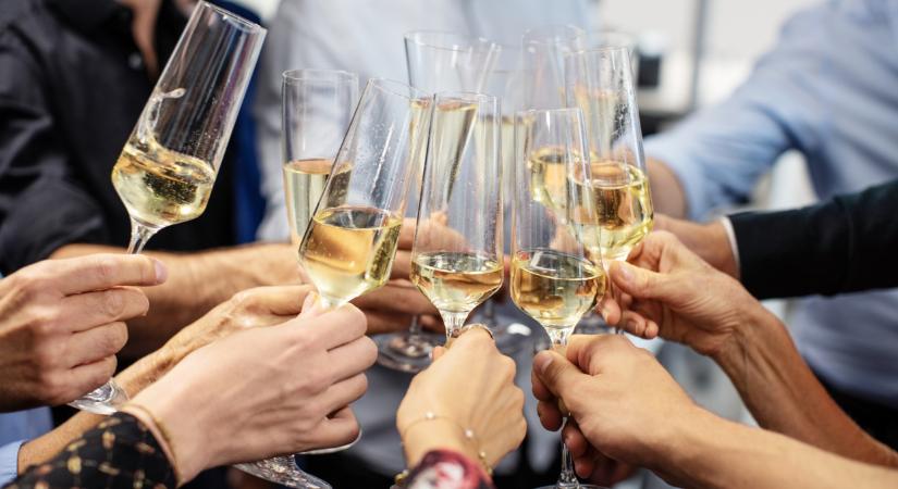 Ez az alkoholos ital a mai fiatalok kedvence: hihetetlen, de nem a bor vagy a sör a nyerő