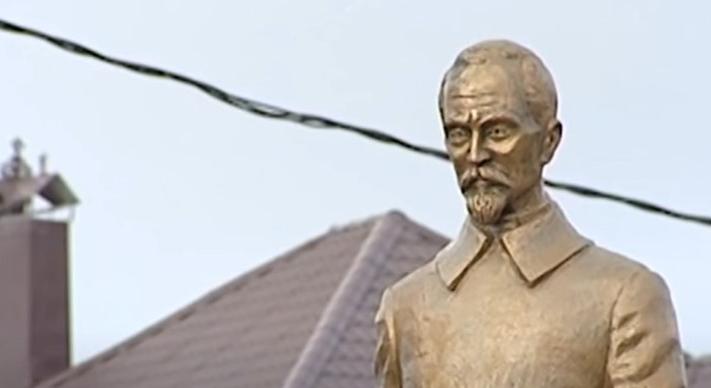 Visszatér a múlt: ledöntött helyén újra szobrot avattak Dzerzsinszkij, a félelmetes Cseka-vezető tiszteletére