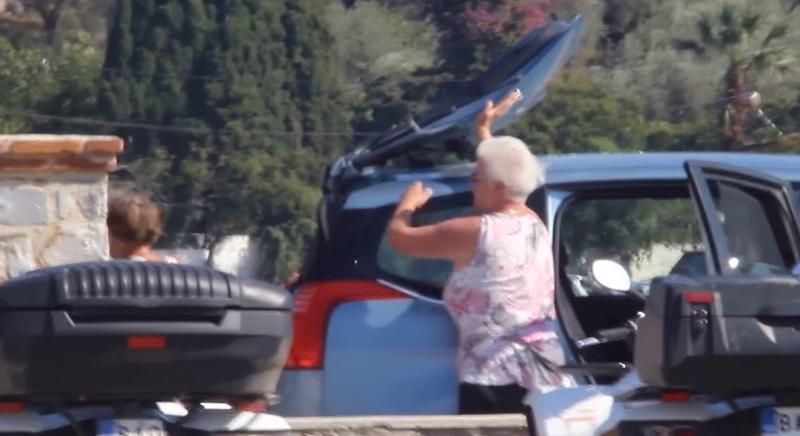 Soha ne parkolj sugárhajtású repülő mögé, a csomagtartót pedig végképp ne nyisd ki!
