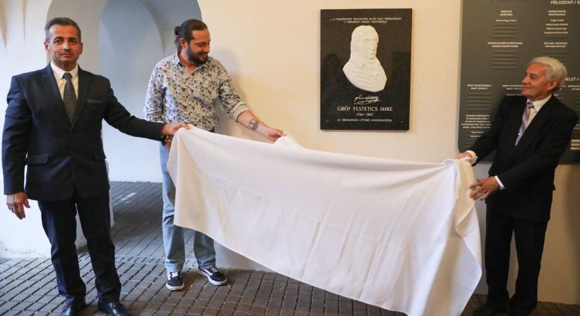 Kőszegen leleplezték gróf Festetics Imre herendi porcelán domborművét -fotók