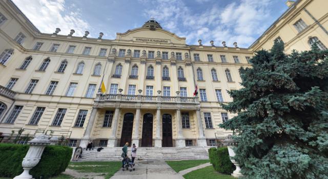A Szent Margit Gimnázium udvara tele van luxusautóval