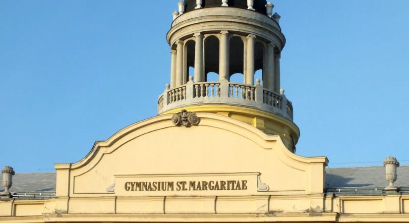 Luxusautók állnak a Szent Margit Gimnázium udvarán
