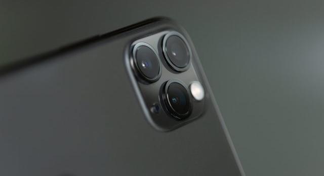 Egy 14 éves lány észrevette, hogy telefonnal veszik, miközben a repülő mosdóját használja