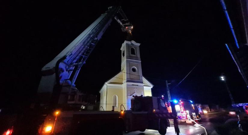 Villámcsapás miatt kigyulladt a templom teteje Kőszegfalván - fotók