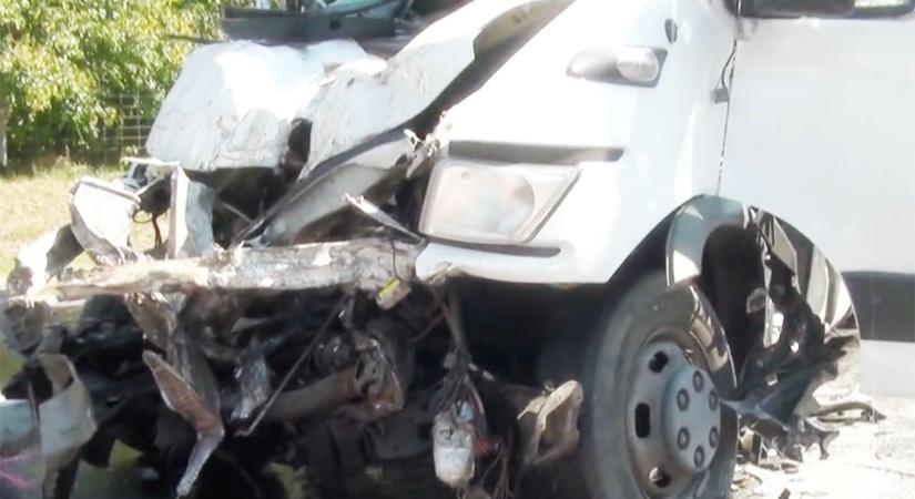 VIDEÓ: Belerohant egy álló sóderszállító teherautóba. Nem tudták az életét megmenteni