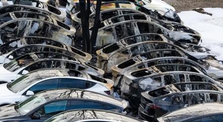 Tucatnyi Tesla égett ki egy parkolóban – felgyújthatták őket