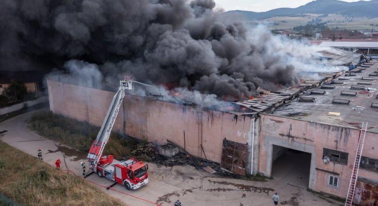 Lángok több ezer négyzetméteren, tűzoltók mindenfelől, kitartó küzdelem – összesítve a csíkszeredai tűzeset
