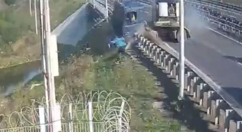 Békésen sétálgatott az autópálya mellett, aztán a semmiből jött egy irányíthatatlan kamion - videó