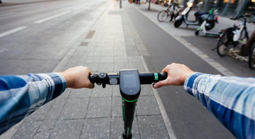 Meglépték: a következő főváros is betiltotta az elektromos rollerezést