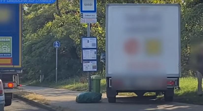 Ekkora bunkót még nem látott – járdán kerülte ki a dugót a furgon (videó)