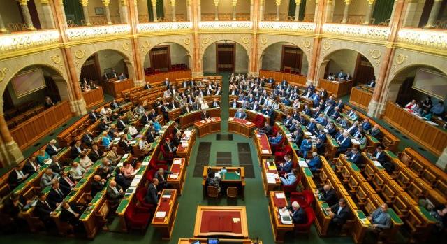 Kiderült, kik a legnémább és leginkább bőbeszédű képviselők az Országházban