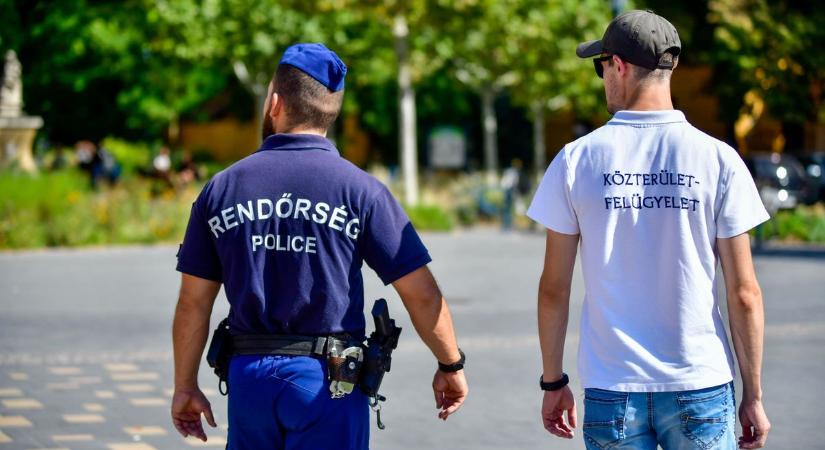 Gyalogos járőrszolgálat ügyel a rendre Kiskunfélegyháza utcáin