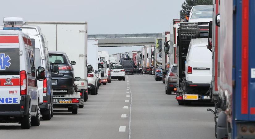 Hatalmas a torlódás az M1-es autópályán: több mint 10 kilométeres a dugó