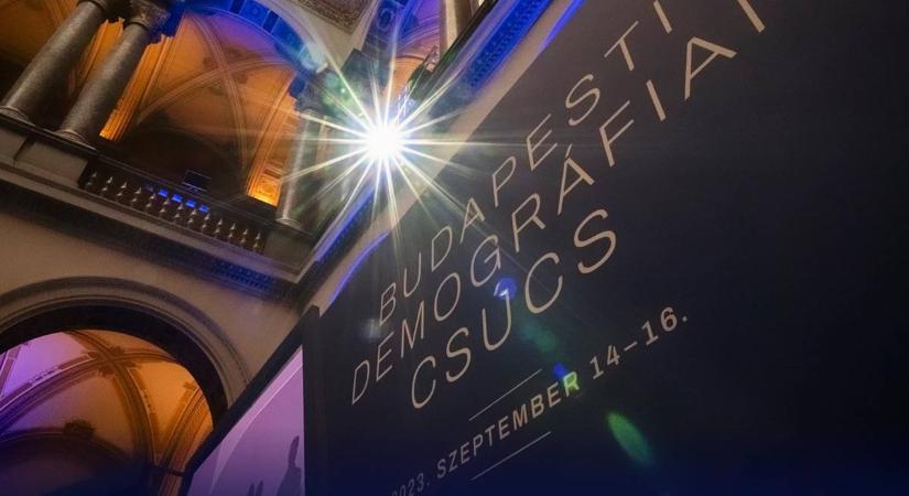 Micsoda csámcsogni való lett volna a Megafon-celebeknek, ha Biden botlik meg, de a Demográfiai csúcson Orbán Viktor tette….
